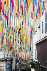 Rubans colorés suspendus en décor dans une rue