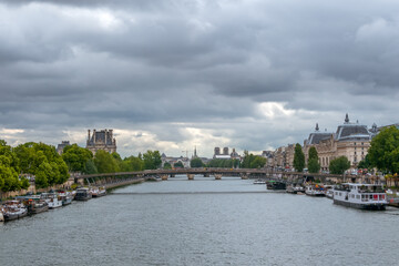 Obraz premium Banks of the Seine and Residential Barges
