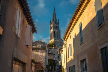 Fototapeta na wymiar The street view of the old town in Saint Emilion, in Bordeaux.