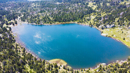 Fototapeta na wymiar Beautiful Blue Lake of Malniu, Catalan Pyrenees Mountains, Spain.