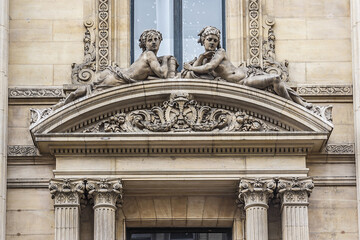 Obraz premium Architectural fragment of Brussels Bourse, which houses the country's Stock Exchange. The building erected from 1868 to 1873 in the Neo-Renaissance style. Brussels, Belgium.