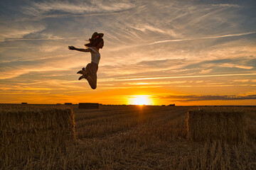 model in the air before sunset © L.Mendizabal