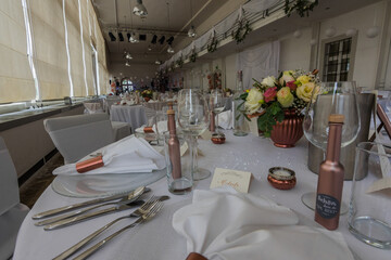 Obraz na płótnie Canvas white set meal on tables at a wedding