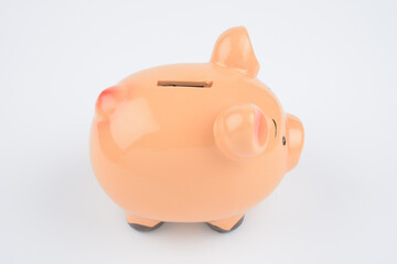 Hucha en forma de cerdo o cerdito hucha, sobre fondo blanco