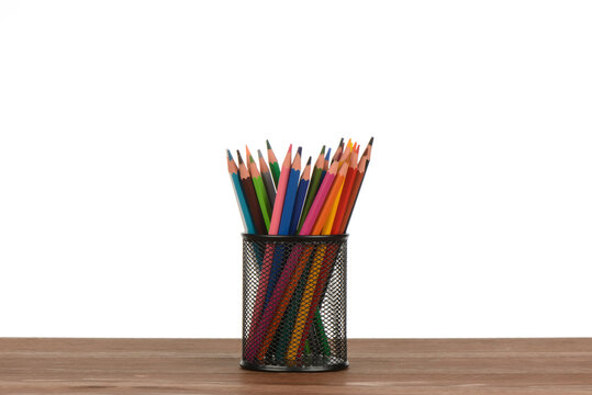 Lapiceros de colores en un bote en la mesa