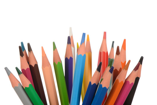 Bote lleno de lapiceros de colores en la mesa, detalle de las puntas