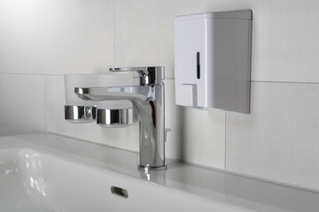 Der Wasserhahn und das Becken