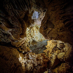Stalactite, stalagmite et colonne de calcaire, spéléologie