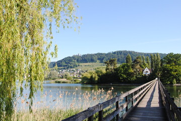 Idyllische Landschaft, Holzbrücke zur Insel