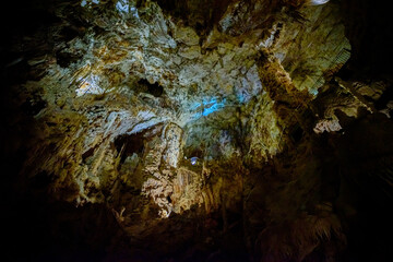 Stalactite, stalagmite et colonne de calcaire, spéléologie