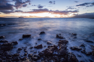 Fototapeta premium Long exposure shot of the Molokini crater viewed from Little Beach in Maui, Hawaii.