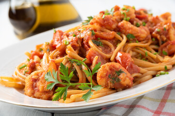 Vassoio di deliziose linguine con sugo di gamberoni, pomodoro e prezzemolo, Cucina Italiana