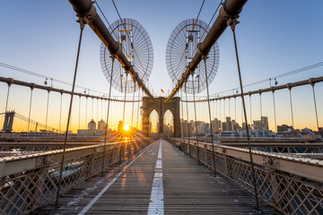 Obraz premium Sunrise at the Brooklyn Bridge in New York City