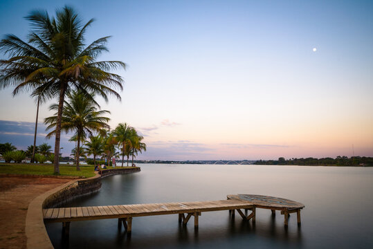 Long exposure shot of the Paranoa lake in Brasilia, with the JK bridge in the background.