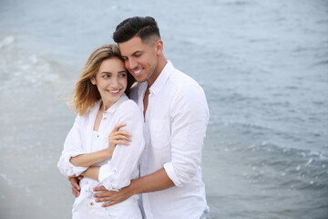 Obraz premium Happy couple on sea beach. Romantic walk