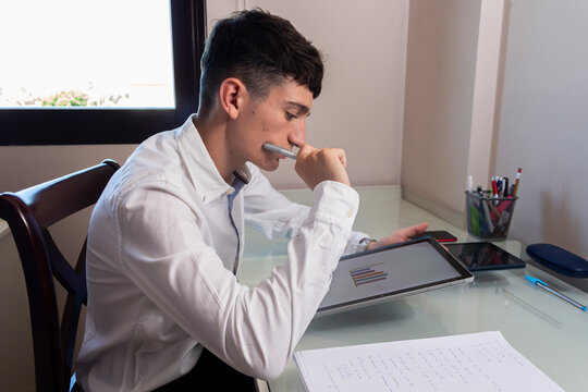 Chico emprendedor en su oficina haciendo negocios por internet. Bussiness man 