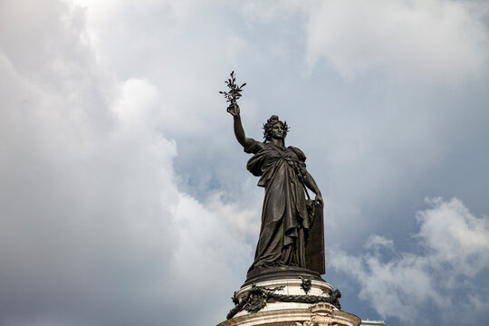 Statue de la r&eacute;publique &agrave; paris