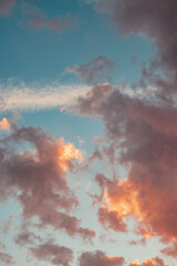 nubes con colores de atardecer 
