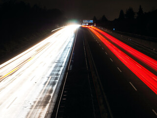 Lichtspuren auf der Autobahn durch Langzeitbelichtung: Weiß, Schwarz und Rot auf der Straße,...