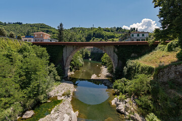 Fototapeta na wymiar Brücke über den Fiume Serchio in Castelnuovo di Garfagnana in der Toskana in Italien 