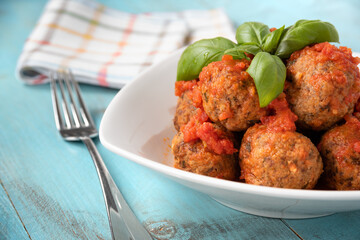 Piatto di deliziose polpette di manzo al sugo e basilico 