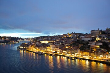 Fototapeta na wymiar night view of the city of Porto