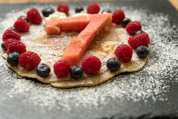 Dessert mit einer 7 aus Wassermelone.