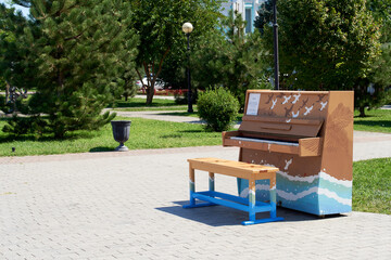 A retro street piano decorated with the image of birds stands in the city park. Russian text: Friends! Thank you for understanding.