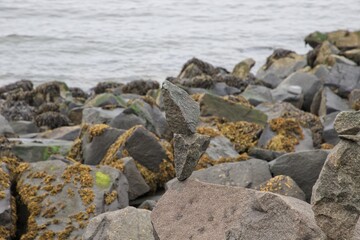 Fototapeta premium Rocks balanced on the shoreline