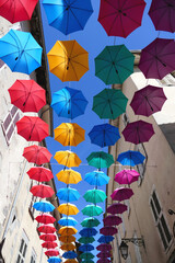 
Parapluies au-dessus d’une rue d’Aurillac

