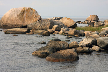 Steine am Ufer der Osttsee bei Soelvesborg, Blekinge County, Schweden, Europa