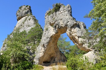 Rochers formant la lettre M en pierre dans le chaos de Montpellier-le-Vieux