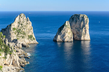 Naklejka premium Capri Island view of the famous cliffs Faraglioni.