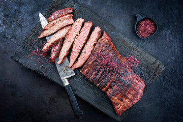 Gegrilltes Wagyu Bavette Steak vom Rind mit Rotwein Salz angeboten als Draufsicht auf einem...