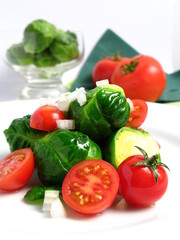 Ensalada de repollitos de bruselas y tomate cherry