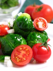 Ensalada de repollitos de bruselas y tomate cherry