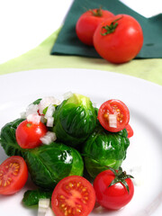 Ensalada de repollitos de bruselas y tomate cherry