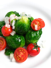 Ensalada de repollitos de bruselas y tomate cherry