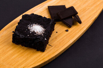 .Cocoa cake in a wooden plate