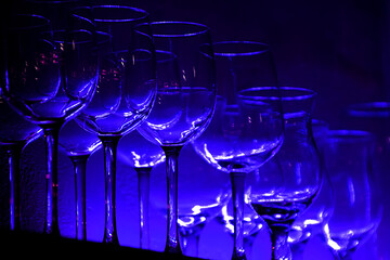 9 Wine glasses and glasses on a shelf in a bar