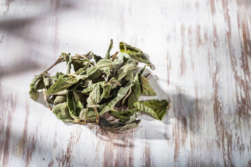 Pronto Alivio leaves and powder on the table