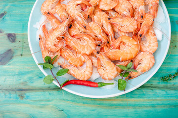 Langostinos cocidos sobre un fondo de madera verde