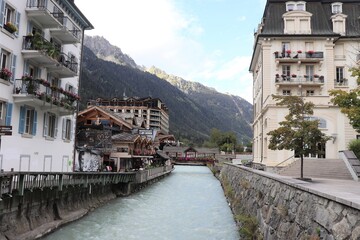 Fototapeta na wymiar La rivière l'Arve dans Chamonix, ville de Chamonix, département de Haute Savoie, France