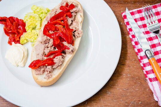 Pan con at&uacute;n y pimiento morr&oacute;n