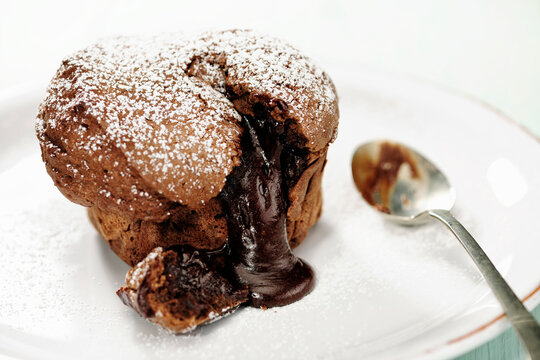 Moelleux au chocolat, french warm chocolate cake with liquid cor