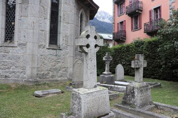 Fototapeta na wymiar Tombe avec croix celtique dans l'ancien cimetière du temple protestant de Chamonix, ville de Chamonix, département de Haute Savoie, France