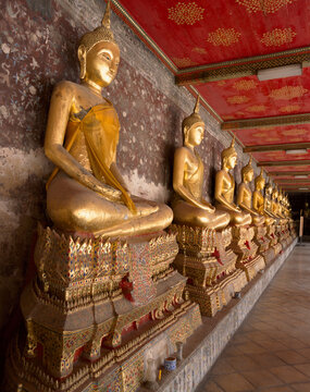 Row of seated buddhas. Wat Benchamabophit (The Marble Temple)