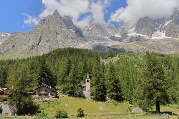 Fototapeta na wymiar Majestic mountains dominating the skyline in Val Ferret, Aosta Valley. 