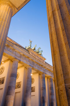 Quadriga Brandenburger Tor, Brandenburg Gate illuminated at night in Pariser Platz, Berlin, Germany, Europe