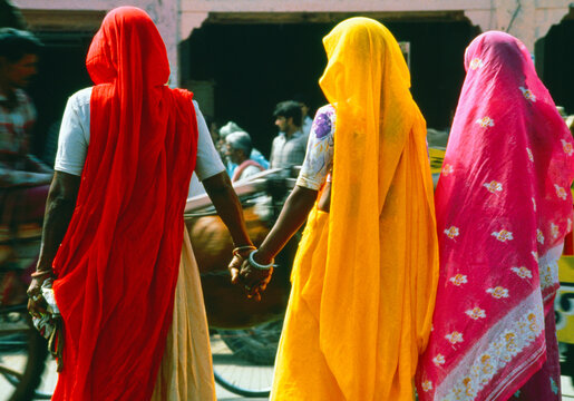 Women in colourful Saris in Jaipur, Rajasthan, India
